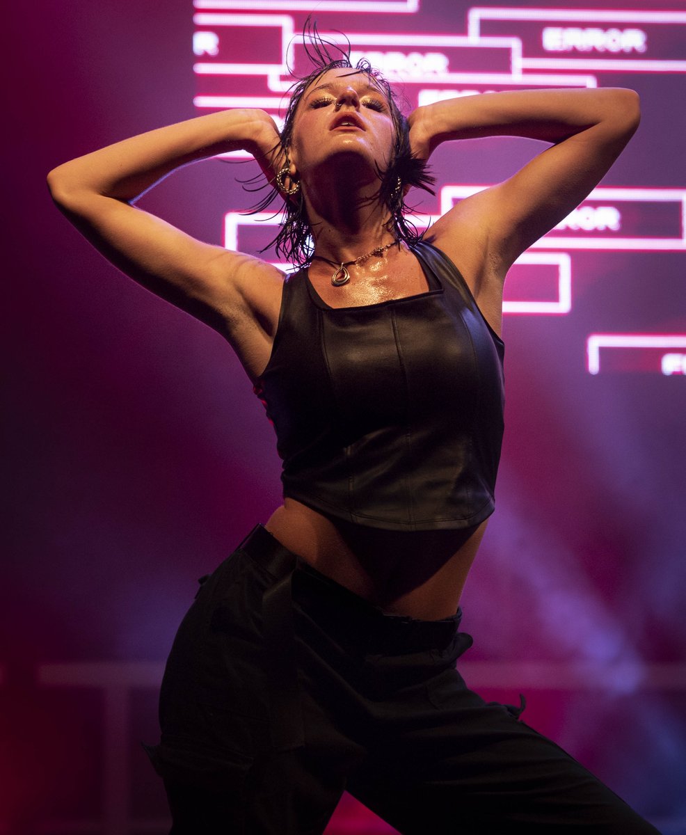 Flash back to a shot of one of the dancers performing with Rêve at Peterborough Musicfest

@revemtl @ptbomusicfest #music #livemusic #concert #ptbo #ptbomusic #kawarthas #musicfest #dance #dancer