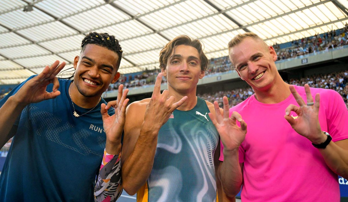 For the first time ever, 3 men cleared 6.00m in the same Pole Vault competition at the Silesia Diamond League!

🇸🇪 Mondo Duplantis: 6.26m (WR)  
🇺🇸 Sam Kendricks: 6.00m  
🇬🇷 Emmanouil Karalis: 6.00m (NR)

📸 Sergei Gapon