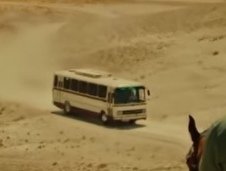seferzahide_'s tweet photo. Arkadaşlar yeni tanıtım da birisinin geldiğini görmüştük, otobüsten aynı kişiye benzer biri indi. Taner babasının videosunu izlemişti ekrandan. Otobüs aynı. Gelecek kişinin zahide'nin ölmesiyle birlikte irfan olması  çok muhtemel. Ya da Taner ve zahideyle alakası var mutlaka https://t.co/DzVryFfr1a