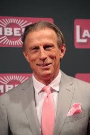 Bizim kaliteli bir rakibimizdi. Türk futboluna hizmet etmiş bir insandı. Ancak hepsinden önemlisi kendini Türk gibi hissettiğini söyleyen bir insandı. Öyleyse başımızın üstünde yeri vardır. Allah rahmet eylesin sevenlerine sabır diliyorum.