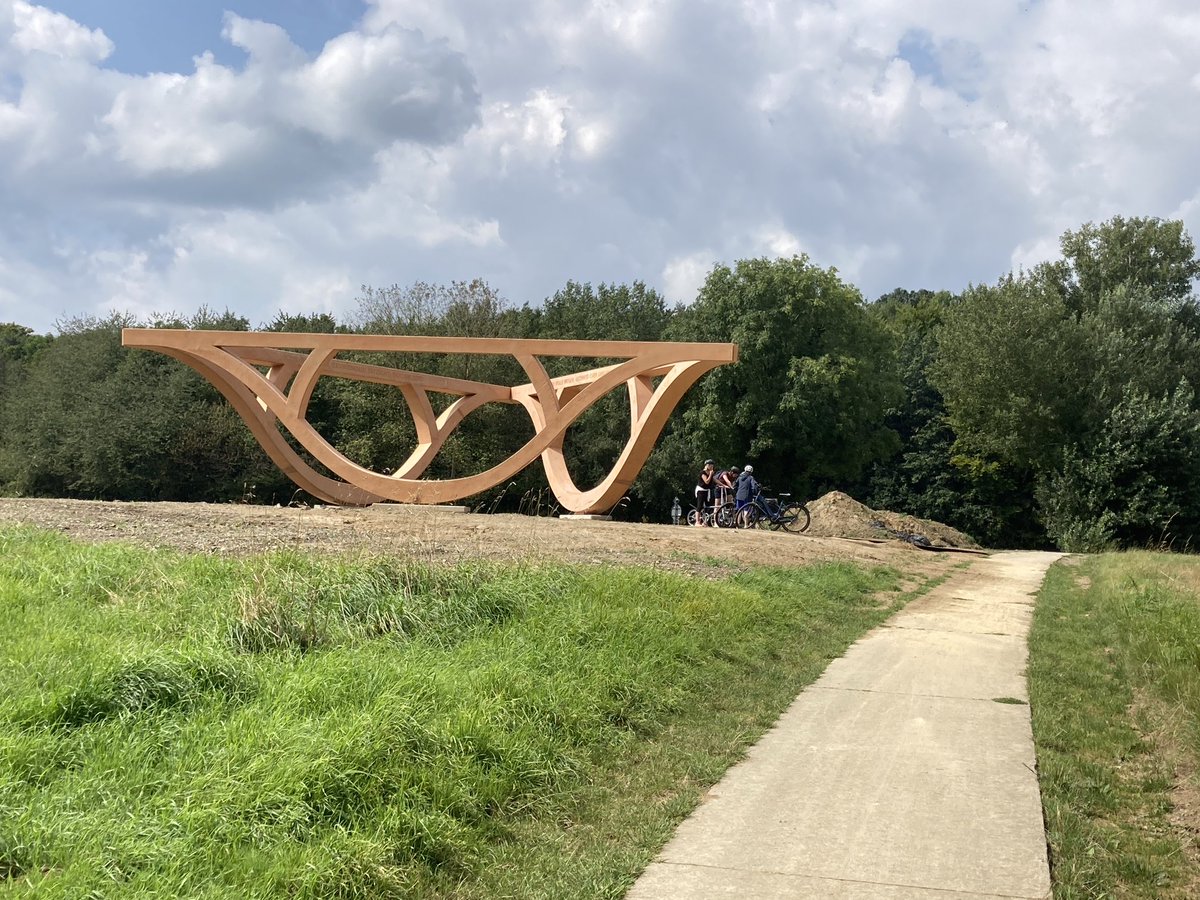 In opdracht van de gemeente werd op het plateau van Neerijse recent een monument geplaatst. Gustibus et coloribus ten spijt is wat mij betreft de uitslag van de match Landschap - Monument 3-0.
