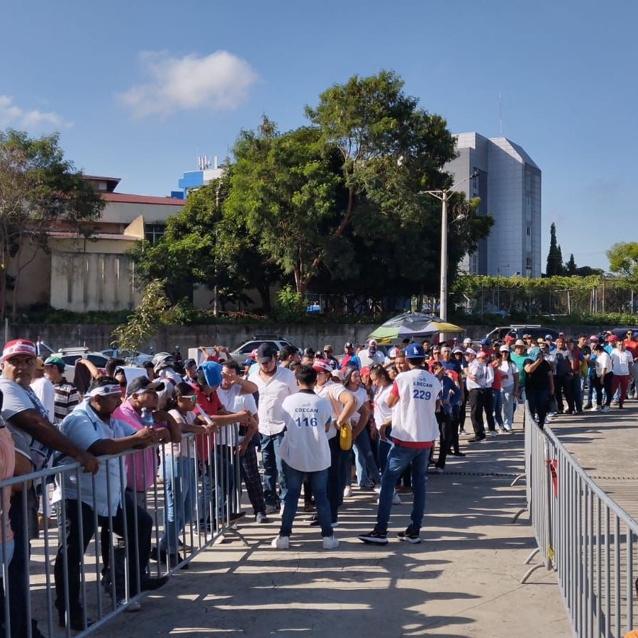 SoldeLiberNica's tweet photo. Fanáticos del béisbol  se desbordan para adquirir su entrada en la taquilla del Estadio Soberanía previo al partido  de Béisbol ⚾  Semifinal del Campeonato Germán Pomares, que se disputará entre Dantos y Chontales.

#Nicaragua 🇳🇮
#beisbol 
#4519LaPatriaLaRevolución https://t.co/xIlsv54Tba