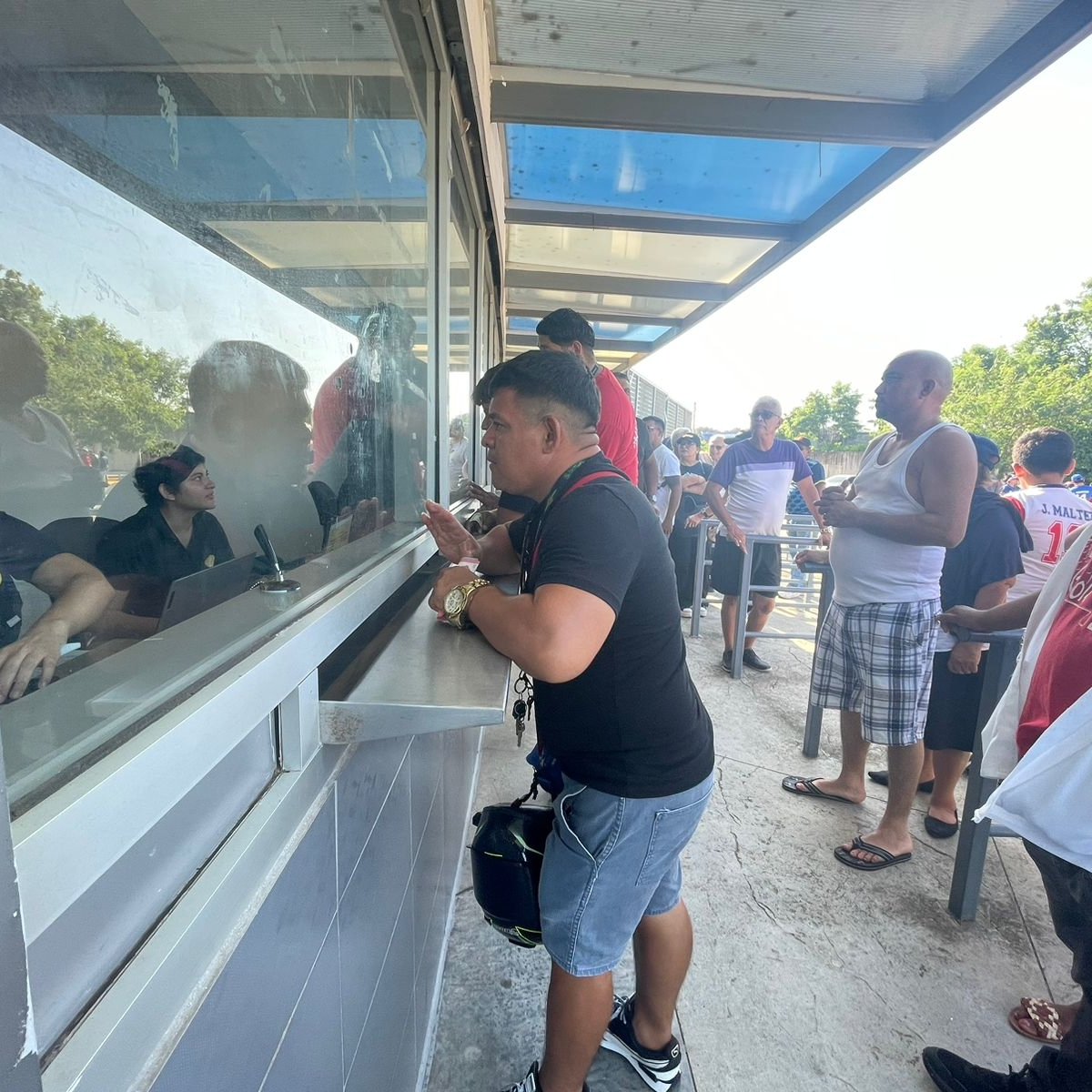 SoldeLiberNica's tweet photo. Fanáticos del béisbol  se desbordan para adquirir su entrada en la taquilla del Estadio Soberanía previo al partido  de Béisbol ⚾  Semifinal del Campeonato Germán Pomares, que se disputará entre Dantos y Chontales.

#Nicaragua 🇳🇮
#beisbol 
#4519LaPatriaLaRevolución https://t.co/xIlsv54Tba