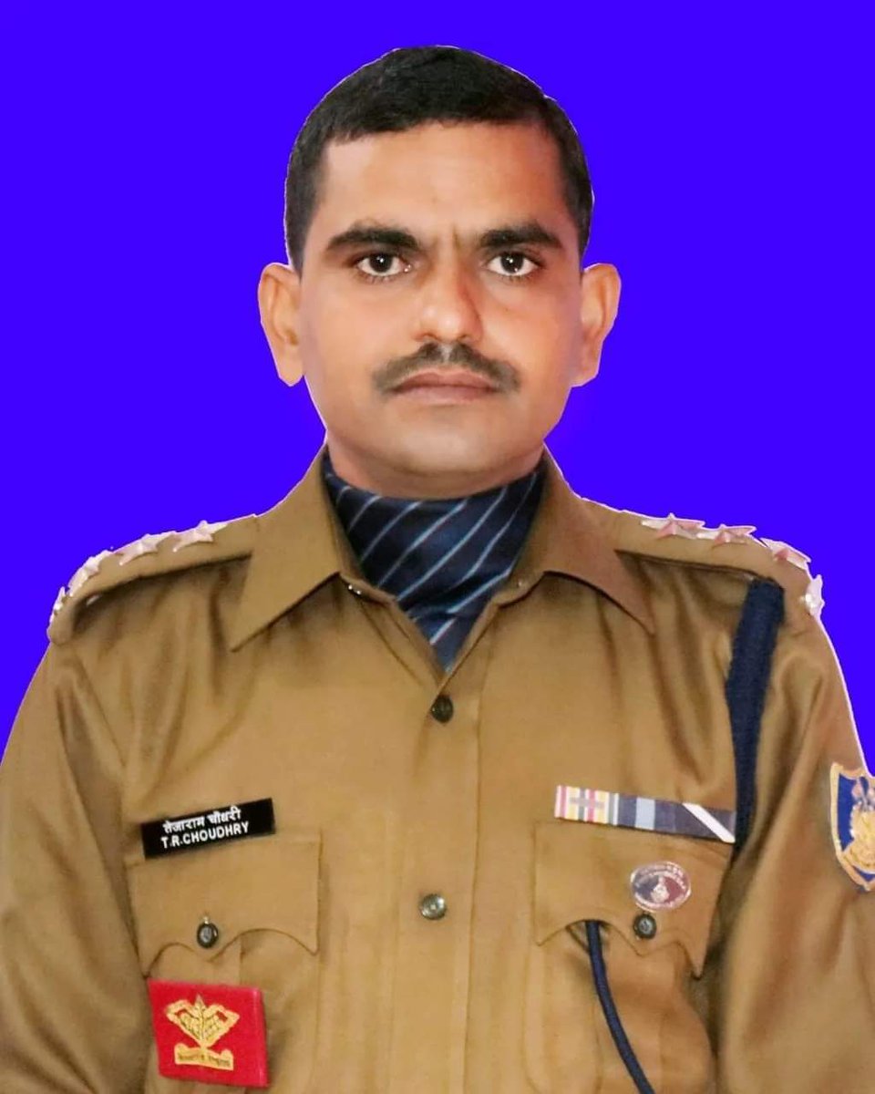 Adarsh_Kishore1's tweet photo. रामसर के गांव लेसुआ निवासी CRPF में असिस्टेंट कमांडेंट  #राष्ट्रपति_वीरता_पुरस्कार से सम्मानित तेजारामजी, जिन्होंने 18 ज्वाइंट एनकाउंटर्स और 43 आंतकवादियों को मार व 6 आंतकवादियों को जिंदा पकड़ सरेंडर करवाकर अपनी वीरता का परिचय दिया। 
बाड़मेर की धन्य धरा पर हार्दिक स्वागत है https://t.co/ZCTiKGAQh5