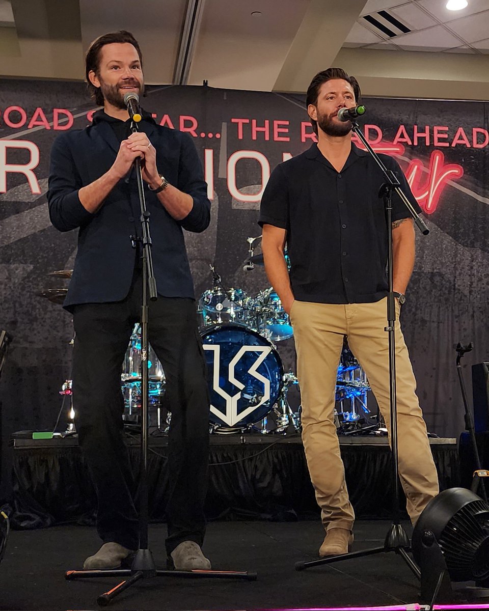 PreheatingProf's tweet image. Of course, Jared's mic stand kept slipping down. #spnindy 
Or maybe he's doing a Jensen impression?