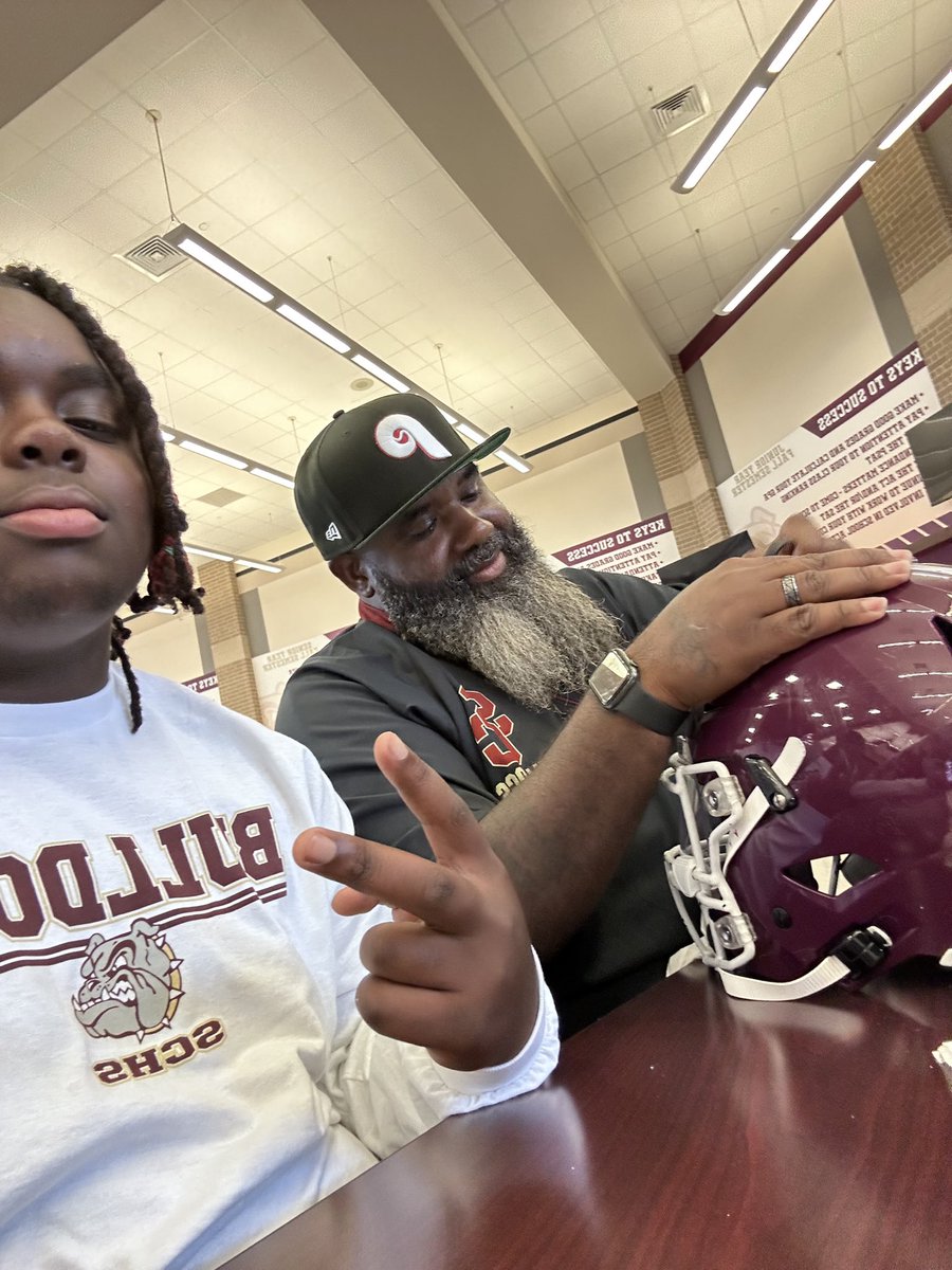 KyleMallory2027's tweet photo. Decals with Dads 2024.
#summercreekfootball #allin #precisionvisors #precisionsportsequipment https://t.co/6VxuaoOSCj