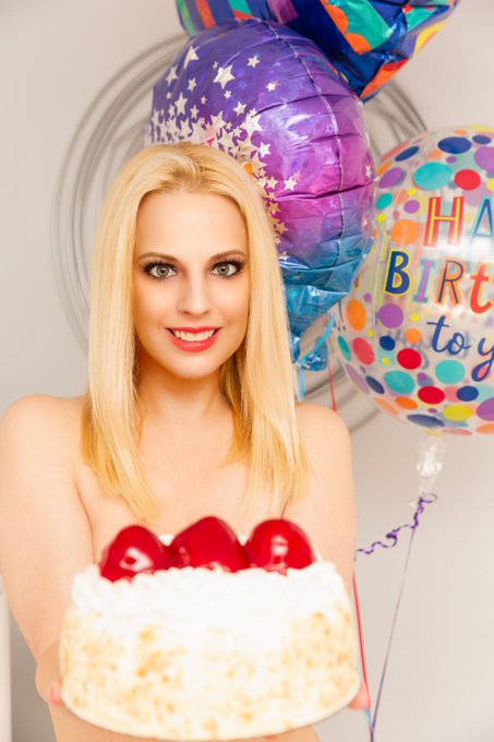 It&rsquo;s my birthday   🎁 https://t.co/ROlwwqe5AP $RoxieRaeFetish https://t.co/SNseY47NfX