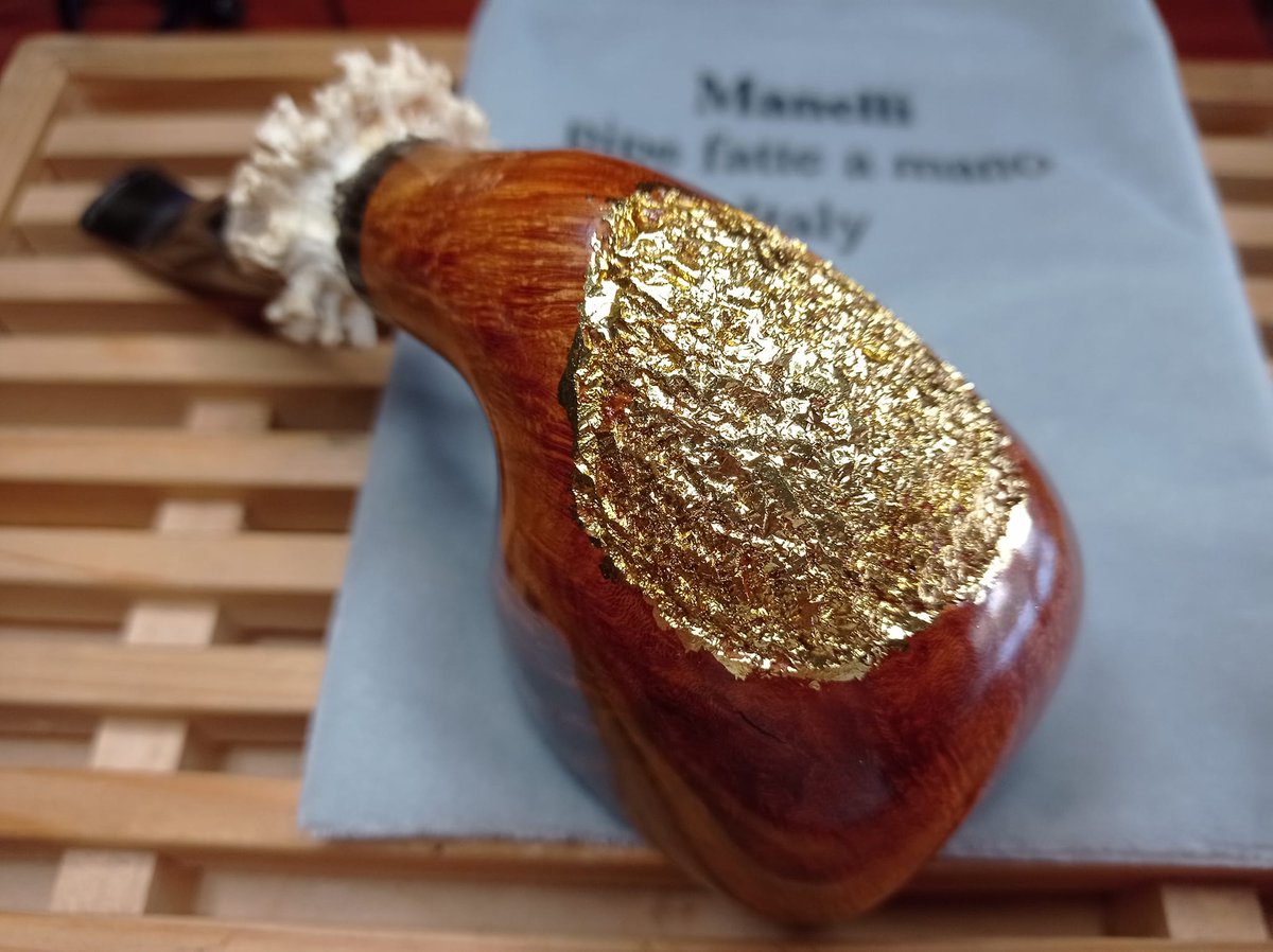 manellipipe's tweet photo. Manelli Queen Big freehand gold insert roe deer horn, Big XXL briar pipe handmade Italy stem acrylic radica fatta a mano no filter 333 gr.203 oz.7,2 size long 7,50x3,03inch chamber 0,83x2,43inch
#LiveEveryPipeMoment #PipeManelli #Manelli #briarpipe #tobaccopipe #handmade https://t.co/wnOCNDwJ9c