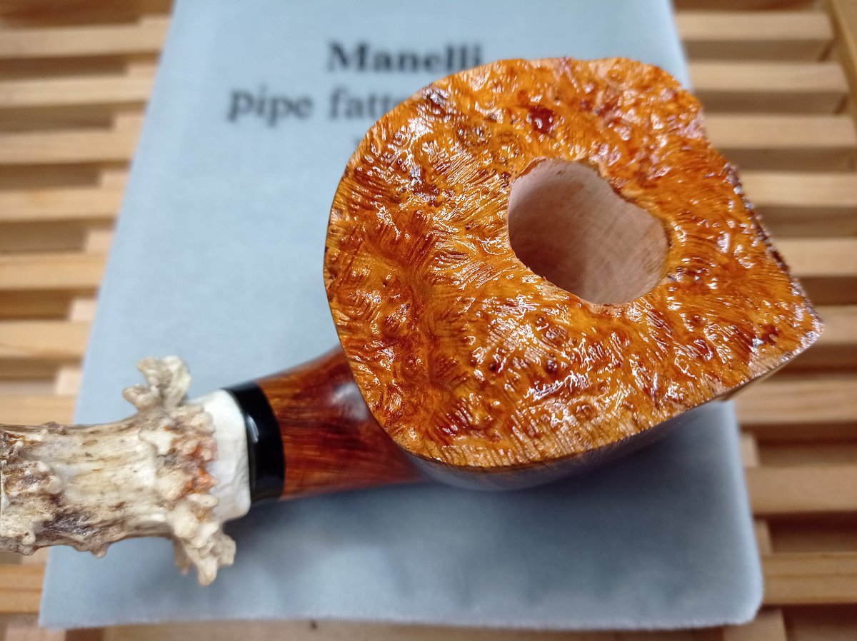 manellipipe's tweet photo. Manelli Queen Big freehand gold insert roe deer horn, Big XXL briar pipe handmade Italy stem acrylic radica fatta a mano no filter 333 gr.203 oz.7,2 size long 7,50x3,03inch chamber 0,83x2,43inch
#LiveEveryPipeMoment #PipeManelli #Manelli #briarpipe #tobaccopipe #handmade https://t.co/wnOCNDwJ9c