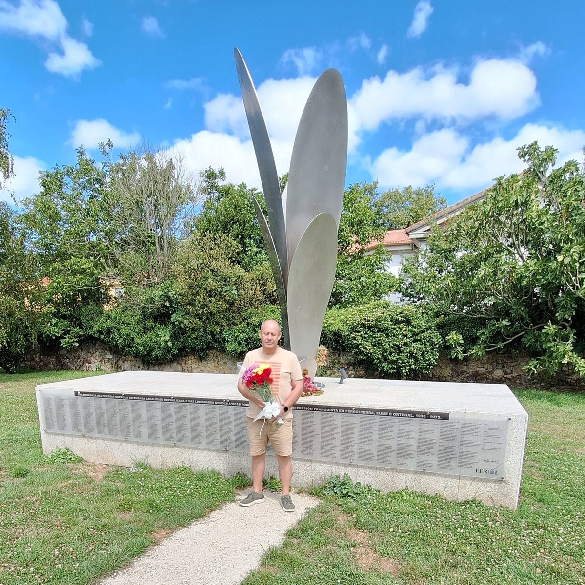 RamonSilvaB's tweet photo. Hoy he podido ver el nombre de mi abuelo Antonio Silva Mier en el Memorial de las Víctimas del Franquismo en Ferrol.

He dejado un ramo de flores en su memoria y en la del resto de fusilados.

Gracias a cuantxs lo han hecho posible!!

@MemoriaEsDemocracia https://t.co/neukb2sGMq