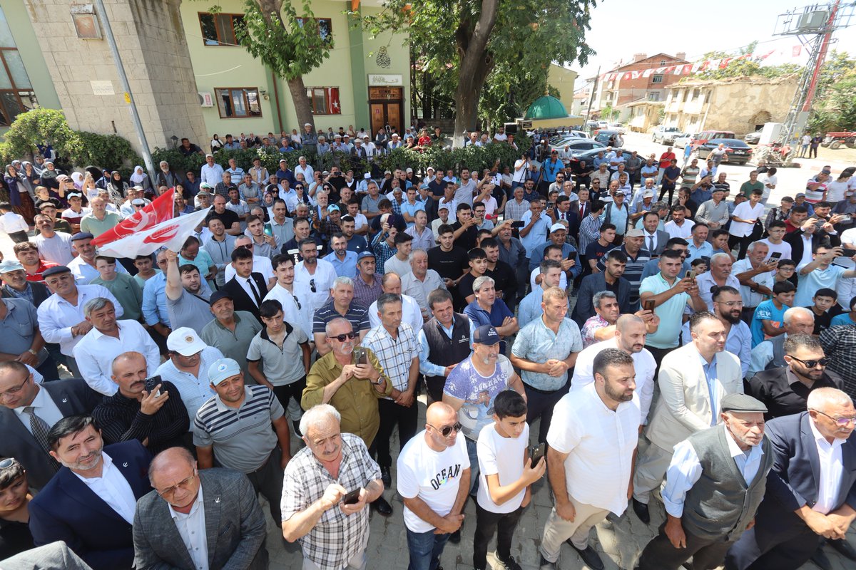 Afyon’un Karamıkkaracaören beldesinde belediye ziyaretimizden sonra halkımıza da hitap ettik. Bizi en sıcak şekilde bağrına basan Karacaörenliler’e teşekkür ediyoruz.