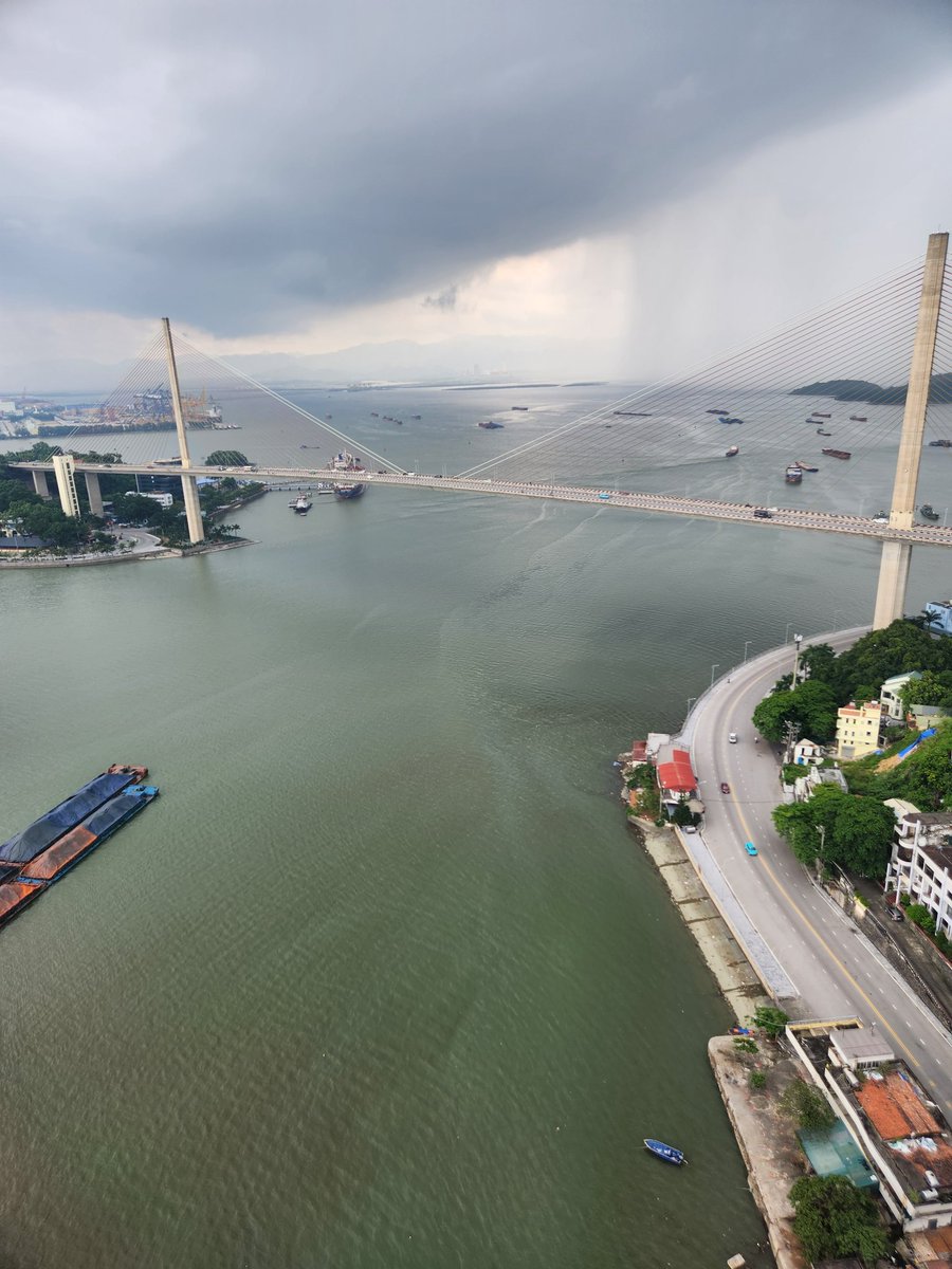 Traveling_SAs's tweet photo. This is a 7km cable car in Ha Long, Vietnam. 
The cable car takes you from one side of the island to another. 
The cable car ride is very smooth and quiet and only takes about 10 minutes to get reach your destination. 

Enjoy the beautiful views on your ride 🚡 https://t.co/tyY1w7n1IM