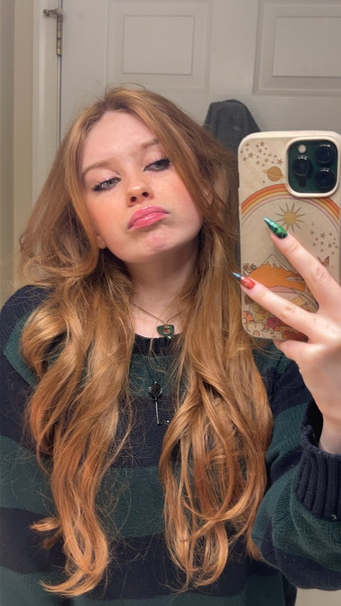 dandelionryans's tweet photo. i tried to do some eyeliner https://t.co/v9mA3PrS8e