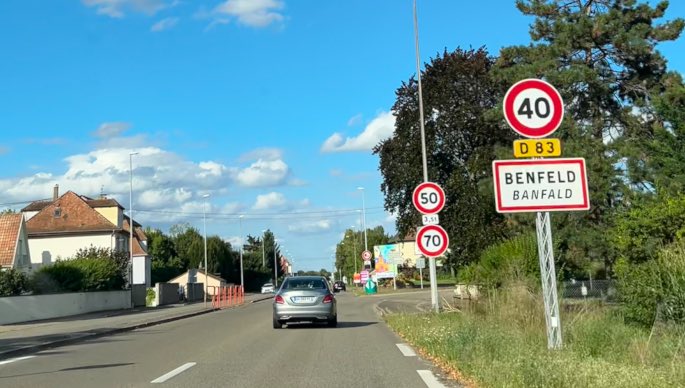 Bon je suis dubitatif sur la conduite à apporter quand je vois cette signalisation 40 ? 70 ? Le 50 étant les plus de 3t5 surtout qu’on arrive à 90 sur une voie express. (La personne qui prend la photo n’est pas le conducteur 😉) <a href="/Preventionrout/">Association Prévention Routière</a>