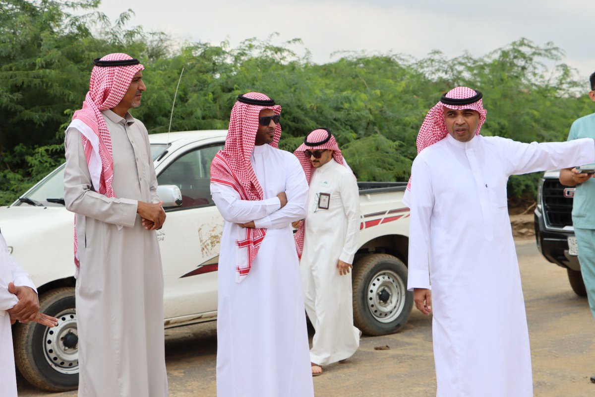 gozaljaferah's tweet photo. رئيس مركز #قوز_الجعافرة المكلف أ/ هادي قضعان ورئيس #بلدية_قوز_الجعافرة م / أحمد بن محمد عبيري برفقة لجنة #الكوارث_والأزمات خلال جولة تفقدية على مجاري السيول ومعاينة أضرار النقاط الحرجة وتفقد إحتياجاتها ودعم العقوم الترابية لحماية القرى والمنازل والممتلكات . 

#امانة_منطقة_جازان https://t.co/qAZvhnb7Z6