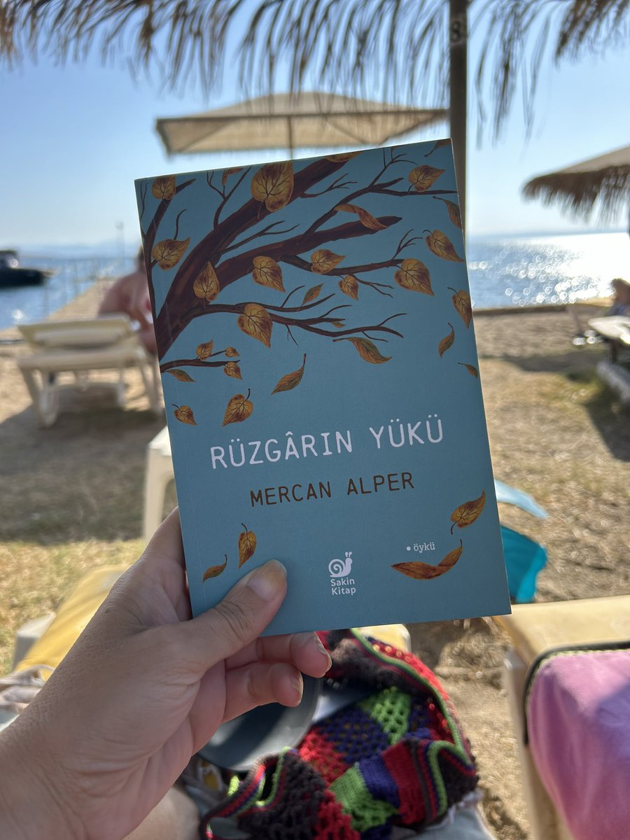 bence özellikle genç okurlara önerilebilecek, doğaya, evrene, varoluşa ait ekolojik diyebileceğimiz öyküler… insan okudukça kendini iyi hissediyor. retelling’ler özellikle başarılı. eline sağlık <a href="/mercancebealper/">mercanalper</a> 🌿 
zeytinlerin altında okumak daha da hoştu.