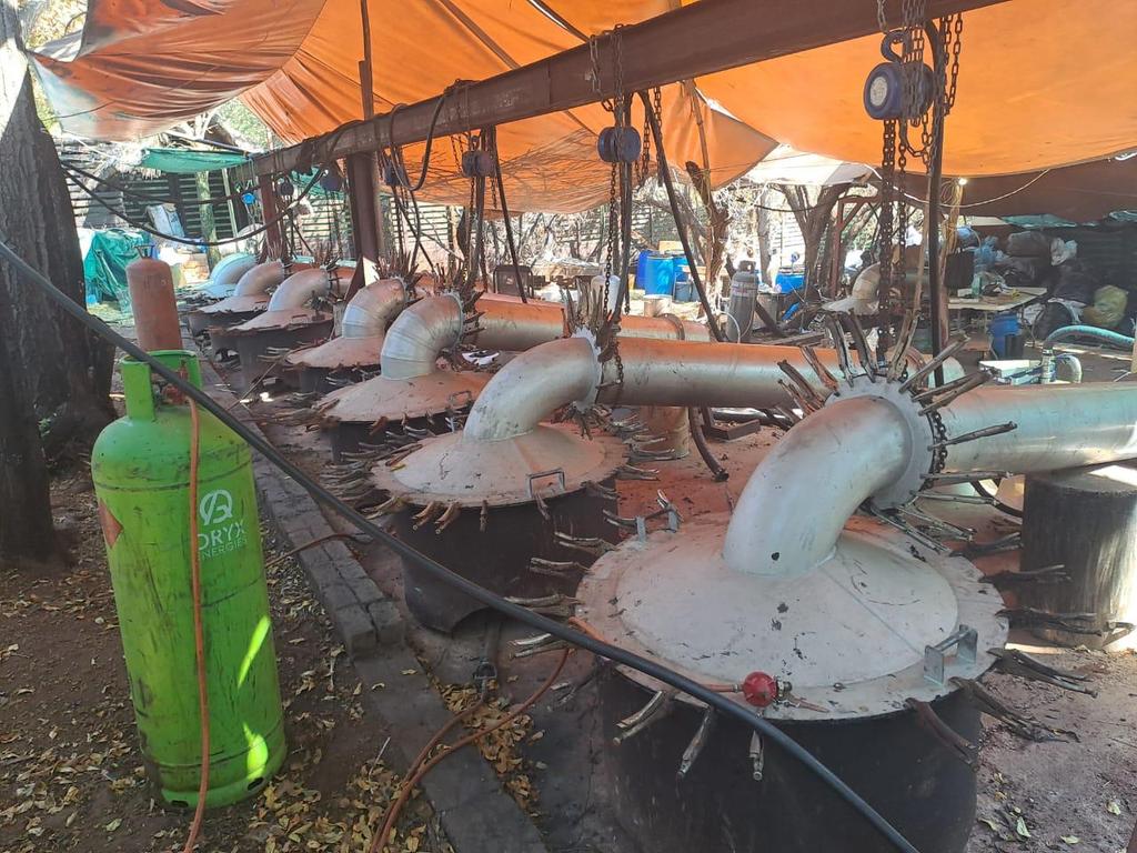 Zweli_Thixo's tweet photo. Now it has come to light that the white farmer Frederick Botha found with R2 Billion drugs on his farm is actually the provincial Afriforum chairperson of Afriforum In Limpopo.

Source: Baas Kruger https://t.co/0gEOFvTLzf