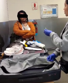 #Callao📢| Agentes de la Dirandro detuvieron en el <a href="/AeropuertoLima/">Aeropuerto de Lima Jorge Chávez</a> a una mujer que trasladaba estupefacientes acondicionados en la estructura de su equipaje de bodega. 
Pretendía abordar un vuelo con destino final a la ciudad de Madrid-España.
#PerúSeguro 🚔
