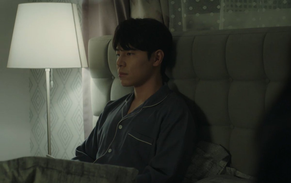 배우님 이야기를 나누지 못한다는걸 요즘 뼈저리게 느끼고 있어요. 내 배우님이 이렇게 멋지고 대단하다고 주접을 떨 루 있는 지인도 없고 배우님 필모를 보러 가지도 못하고. 이놈의 수능이 뭔지 현생이 너무 힘드네요. 이제 얼마 남지 않은 기간 배우님 생각하며 달려가보려 합니다. 금방 돌아올게요