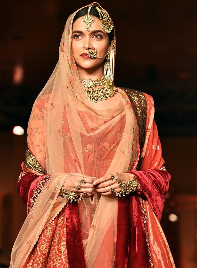 Its_CineHub's tweet photo. The Most BEAUTIFUL BOLLYWOOD Actresses Ever🔥 @deepikapadukone https://t.co/vJImuznNRV