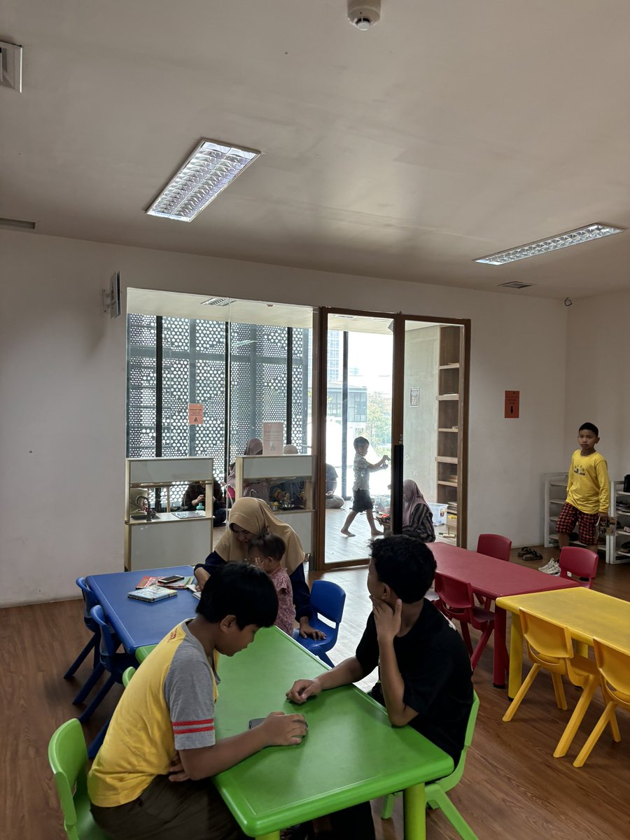 sukaskincarean's tweet photo. semoga dengan adanya perpus cikini ini, bisa menjadi inspirasi buat wali kota wali kota lain untuk menyediakan perpustakaan sejenis untuk warganya 🫶🏻 https://t.co/8e8x6KZAmJ