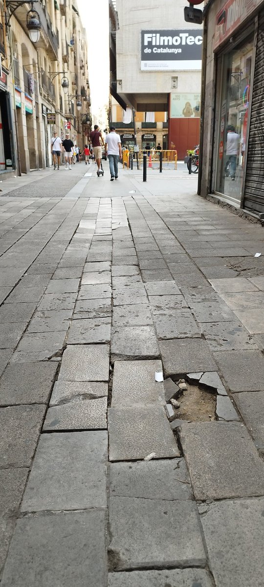 periketetu's tweet image. #Bcn
Sant Pau i Hospital.
Carrers principals del #Raval, camins històrics i molt transitats, en mal estat.
Paviments trencats,
senyals d deixadesa i déficit d manteniment.