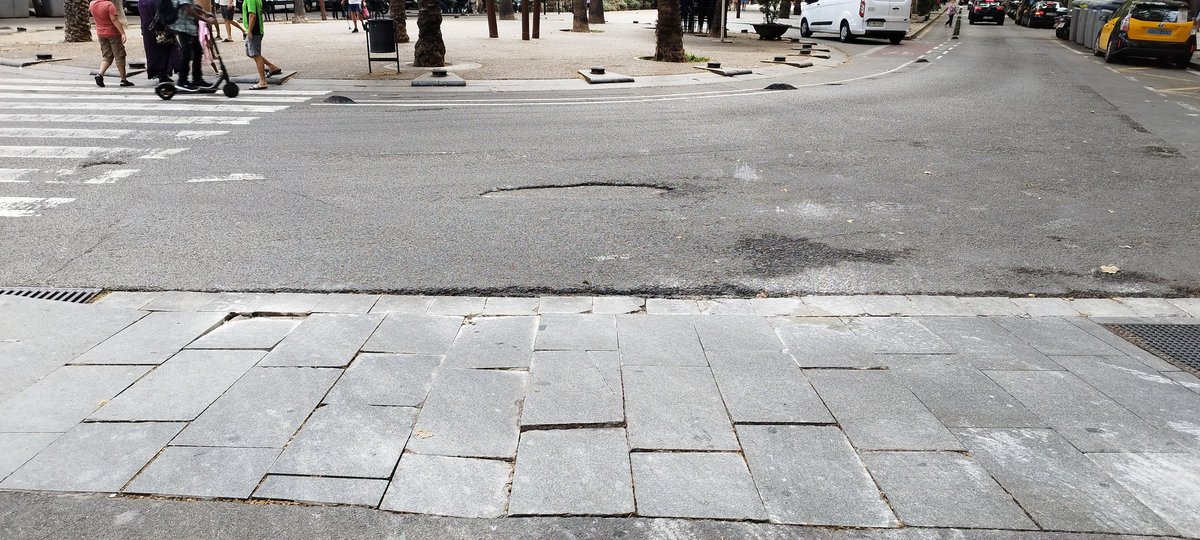 periketetu's tweet image. #Bcn
Sant Pau i Hospital.
Carrers principals del #Raval, camins històrics i molt transitats, en mal estat.
Paviments trencats,
senyals d deixadesa i déficit d manteniment.