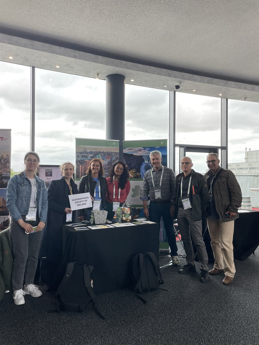 Making new friends 🇧🇬&amp;🇮🇪: Bulgarian delegates visited the booth of the Goegraphical Society of Ireland (<a href="/geogsocire/">Geographical Society of Ireland</a>) to say “Hi” to Irish colleagues and the Ted bear 🐻 . #igc2024dub