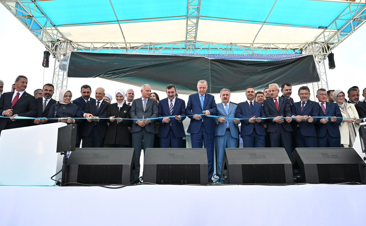 efkanala's tweet photo. 📍Bitlis

Bugün açılışını gerçekleştirdiğimiz kamu ve özel sektör yatırımları, şehrimizin kalkınması ve istihdamına önemli katkılar sunacaktır.

Esasen; AK Parti hükümetleri olarak, 22 yıldır yatırım gündemini öncelikli bir konu olarak gördük ve yatırımlara bugüne kadar aralıksız devam ettik. 

Amacımız; AK Parti hükümetleri öncesinde, yıllardır ihmal edilmiş altyapı ve sosyoekonomik farklılıkları gidererek bölgelerimiz arasında denge sağlamak ve böylece sürdürülebilir ekonomik kalkınmayı gerçekleştirmektir.

Türkiye Yüzyılı Vizyonu çerçevesinde aralıksız çalışmaya devam edeceğiz.