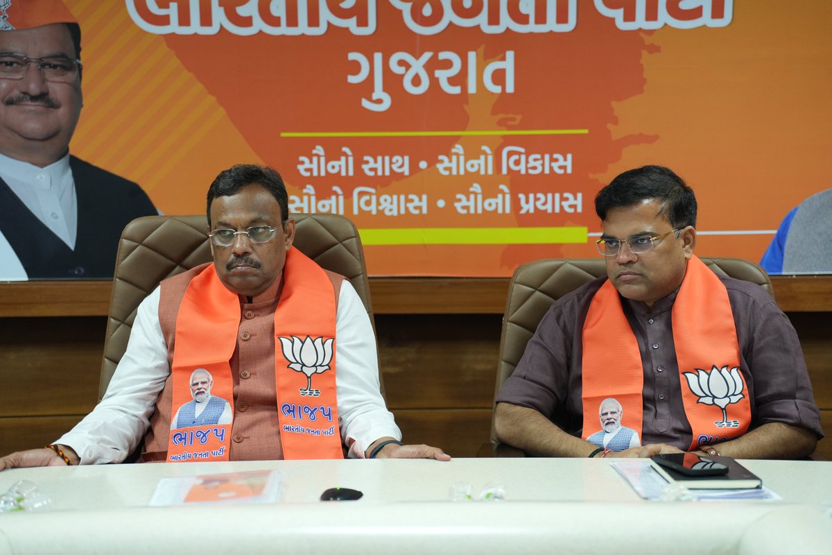 BJP4Gujarat's tweet photo. સશક્ત ભાજપા, વિકસિત ભારત 

પ્રદેશ કાર્યાલય 'શ્રી કમલમ્' ખાતે આજે રાષ્ટ્રીય મહામંત્રી શ્રી @TawdeVinod જીએ સદસ્યતા અભિયાન 2024 અંતર્ગત પ્રદેશ હોદ્દેદારો સાથે આગામી કાર્યક્રમો વિશે ચર્ચા કરી.

આ બેઠકમાં પ્રદેશ સંગઠન મહામંત્રી શ્રી @ratnakar273 જી, પ્રદેશ મહામંત્રી શ્રી @rajnipatel_mla , શ્રી @VinodChavdaBJP , પ્રદેશ ઉપાધ્યક્ષ શ્રી @gpzadafia , સદસ્યતા અભિયાનના પ્રદેશ સંયોજક શ્રી @kcpatelbjpguj  સહિત પ્રદેશ હોદ્દેદારો, જિલ્લા સંયોજકો અને જિલ્લા પ્રમુખો ઉપસ્થિત રહ્યાં.

#SangathanParv2024
#BJPSadasyataAbhiyan2024
