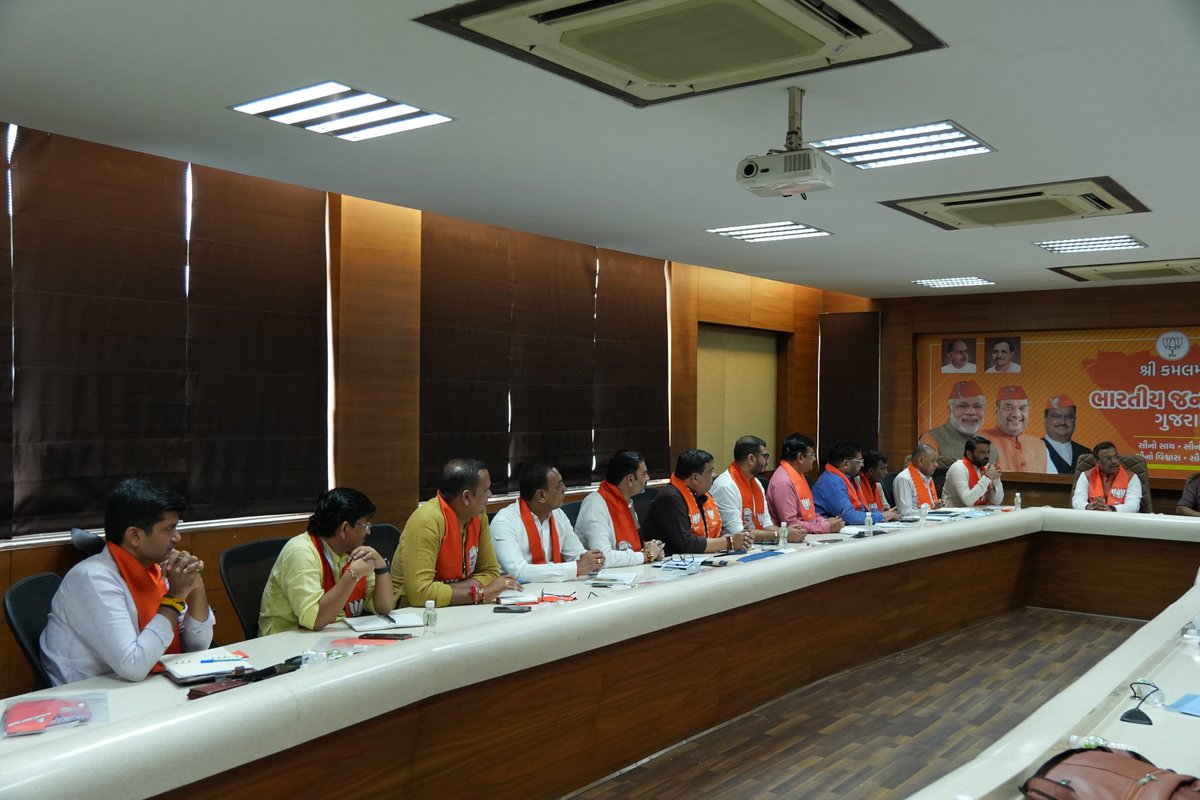 BJP4Gujarat's tweet photo. સશક્ત ભાજપા, વિકસિત ભારત 

પ્રદેશ કાર્યાલય 'શ્રી કમલમ્' ખાતે આજે રાષ્ટ્રીય મહામંત્રી શ્રી @TawdeVinod જીએ સદસ્યતા અભિયાન 2024 અંતર્ગત પ્રદેશ હોદ્દેદારો સાથે આગામી કાર્યક્રમો વિશે ચર્ચા કરી.

આ બેઠકમાં પ્રદેશ સંગઠન મહામંત્રી શ્રી @ratnakar273 જી, પ્રદેશ મહામંત્રી શ્રી @rajnipatel_mla , શ્રી @VinodChavdaBJP , પ્રદેશ ઉપાધ્યક્ષ શ્રી @gpzadafia , સદસ્યતા અભિયાનના પ્રદેશ સંયોજક શ્રી @kcpatelbjpguj  સહિત પ્રદેશ હોદ્દેદારો, જિલ્લા સંયોજકો અને જિલ્લા પ્રમુખો ઉપસ્થિત રહ્યાં.

#SangathanParv2024
#BJPSadasyataAbhiyan2024