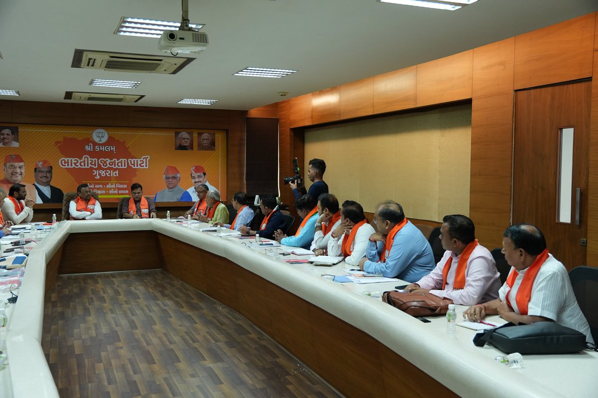 BJP4Gujarat's tweet photo. સશક્ત ભાજપા, વિકસિત ભારત 

પ્રદેશ કાર્યાલય 'શ્રી કમલમ્' ખાતે આજે રાષ્ટ્રીય મહામંત્રી શ્રી @TawdeVinod જીએ સદસ્યતા અભિયાન 2024 અંતર્ગત પ્રદેશ હોદ્દેદારો સાથે આગામી કાર્યક્રમો વિશે ચર્ચા કરી.

આ બેઠકમાં પ્રદેશ સંગઠન મહામંત્રી શ્રી @ratnakar273 જી, પ્રદેશ મહામંત્રી શ્રી @rajnipatel_mla , શ્રી @VinodChavdaBJP , પ્રદેશ ઉપાધ્યક્ષ શ્રી @gpzadafia , સદસ્યતા અભિયાનના પ્રદેશ સંયોજક શ્રી @kcpatelbjpguj  સહિત પ્રદેશ હોદ્દેદારો, જિલ્લા સંયોજકો અને જિલ્લા પ્રમુખો ઉપસ્થિત રહ્યાં.

#SangathanParv2024
#BJPSadasyataAbhiyan2024