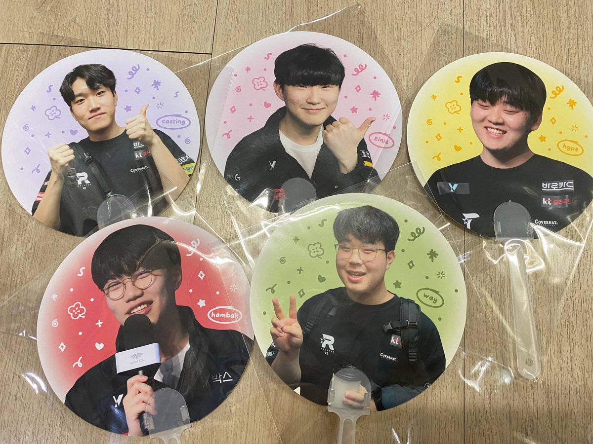 NguyenSandy56's tweet image. KT 응애킅 24 나눔 🍀
8/26 KT - T1 CL  PO 
📷 시간: 4시30, KT 부스 
✌️ 수량: 각선수 10개 (1인당 1개씩만 가져가주세요)
KT롤스터 팬분만 참여 부탁드립니다🥰
#KTWIN #KTCL #CASTING #HAMBAK #ZINIE #HYPE #WAY #KT_hwaiting