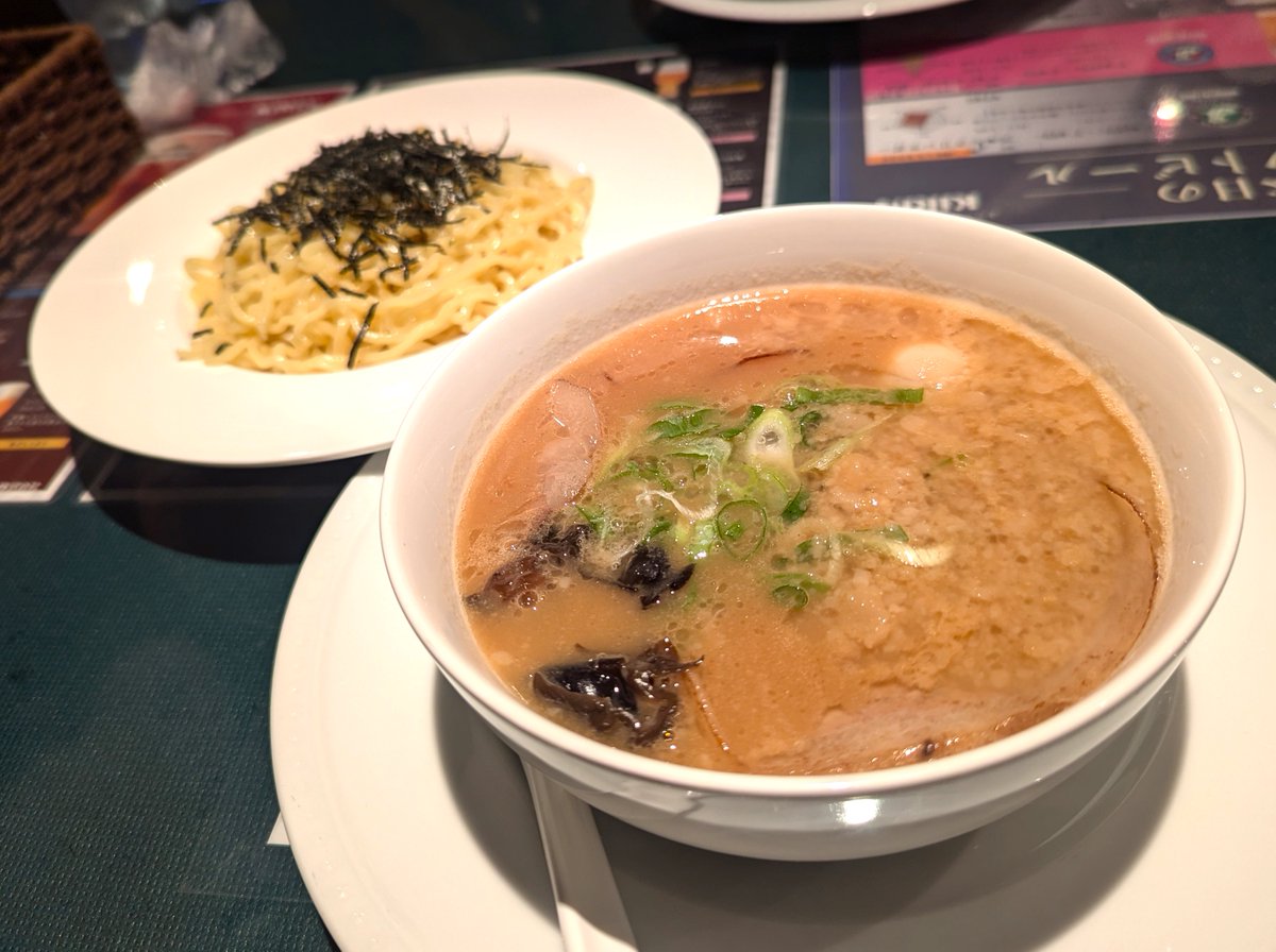 Drkei_japan's tweet photo. #FaBene@殿台町
夏季限定「#ニンニク背脂醤油つけ麺」及び「#冷製たまごかけ生パスタ(#TKNP)を頂きました。つけ麺はここ自慢の純豚骨醤油ラーメンのつけ麺バージョンで背脂いっぱいこってりつけ麺で豚骨テイスト満載!TKNPは生パスタで食べるたまごかけ麺」。他では味わえない究極のTKNPでした! https://t.co/fvtpd1Ihca