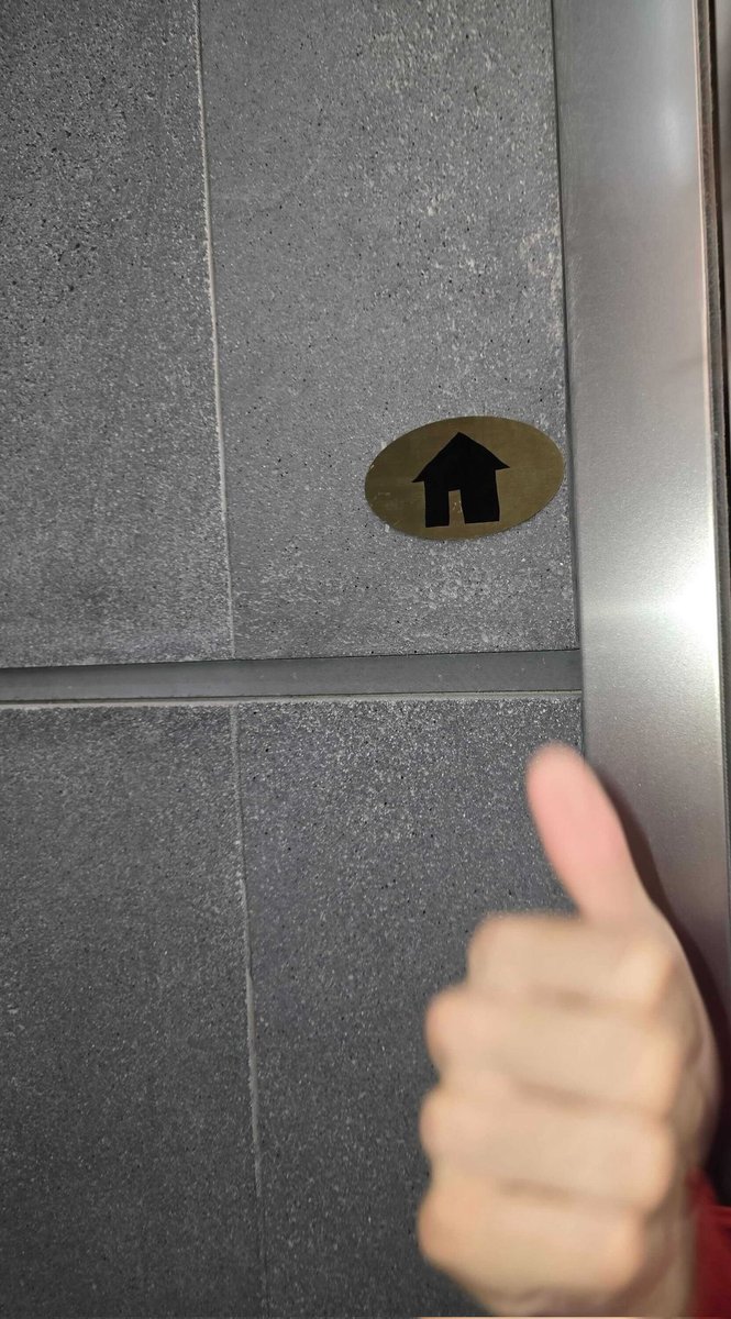 _leehankim's tweet photo. Found a very rare easter egg in the HYBE building, lucky me. https://t.co/kt0drNdZbV