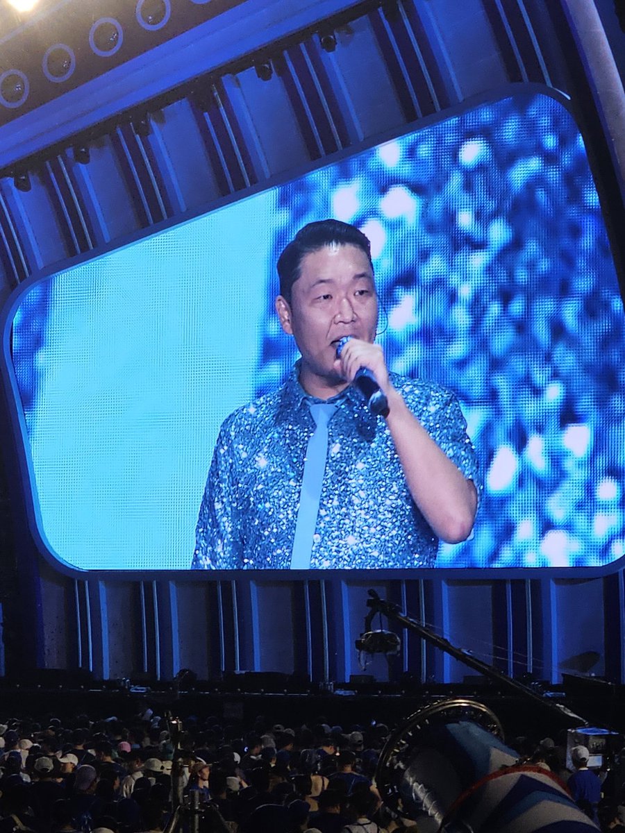 tksovers's tweet photo. "Thank you SUGA for making this song and working with me"

PSY while performing 'That That' at his concert !! https://t.co/B4no9ZIIXC