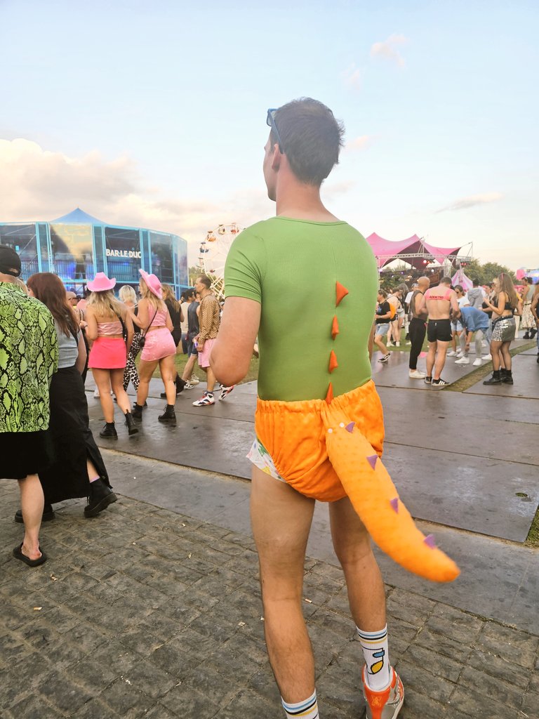 Wagging dino on Milkshake Festival Amsterdam 🦖🦕🦖