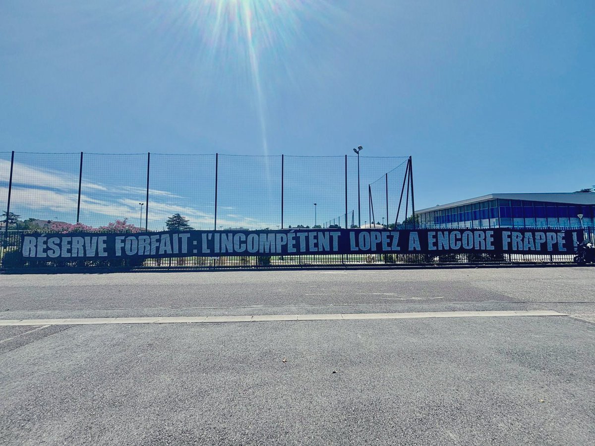 ub87officiel's tweet photo. Malgré l’annulation du match de cet après-midi, nous tenions à faire entendre notre message: 

Réserve forfait: l’incompétent Lopez a encore frappé ! https://t.co/36Q3PAm5A2