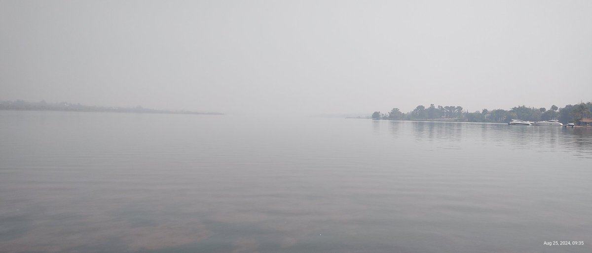 A qualidade do ar agora de manhã em Brasília. Quase não se vê a outra margem do Lago Paranoá.