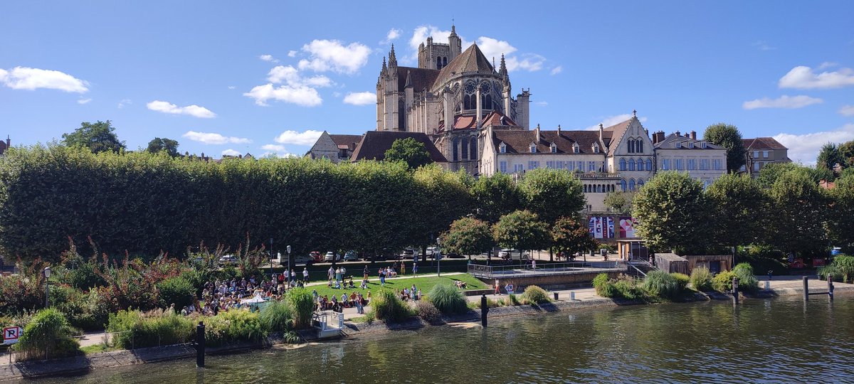 ☀️ Soleil d'été pour la 7e édition des #RuesBarrees à #Auxerre
#yonne #bourgogne 
#photoghraphy #photo  #picoftheday #spectacles #festival #ArtDeRue