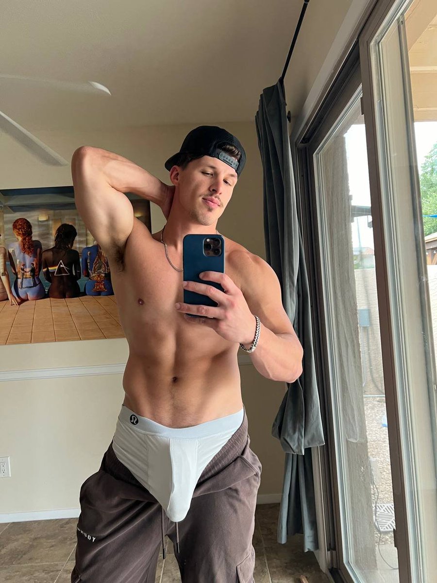 say hi for 🍭 pics in dms (very serious)