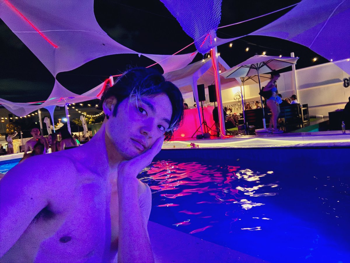 takelter's tweet photo. 【thx】
SUMMER SAUNA RESORT in #GLAMSAPARK 2024、お越し下さり誠にありがとうございました!🏝️
超満員のテントサウナで、テンションぶち上げでアウフグースさせて頂きました🔥
お客さんみんなあったかくて最高に楽しかった😭
ナイトプールで水着女子たちが自撮り合戦してたから混ざってきた🤳📸 https://t.co/KF1ie9Ci8t