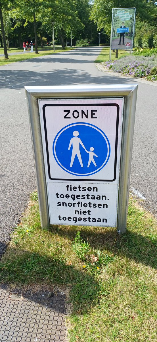 Ferwin's tweet photo. Welk fietspad @GemeenteDenHaag ? Bord staat bij @avSparta in Zuiderpark https://t.co/2OpReuSCsy