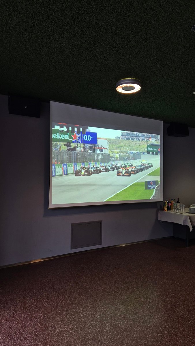 pitstopdelta's tweet photo. big screen today ... 🏁🏎 #Zandvoort #f1 #DutchGP https://t.co/cOTnp1D7kq