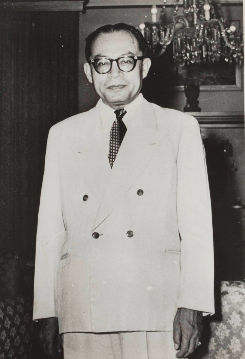 Jangankan pesawat jet yang jelas mencolok mata — nyonya Bariah Ning, adik Bung Hatta, pernah minta tolong dibuatkan "kattebeletje", agar bisa lekas memasang pesawat telepon di rumahnya, jawaban sang Wakil Presiden:

Minta saja lewat jalur yang ada, tunggu, orang lain juga begitu.