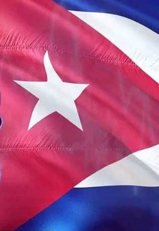 "Y recuerden esto, recuerden esto que nos enseña la historia: que estos procesos revolucionarios no tienen término medio, y que o triunfan plenamente o son derrotados.  Y que, desde luego, entre los derrotados tengan la seguridad de que a nosotros no nos contarán.”

Fidel #Cuba