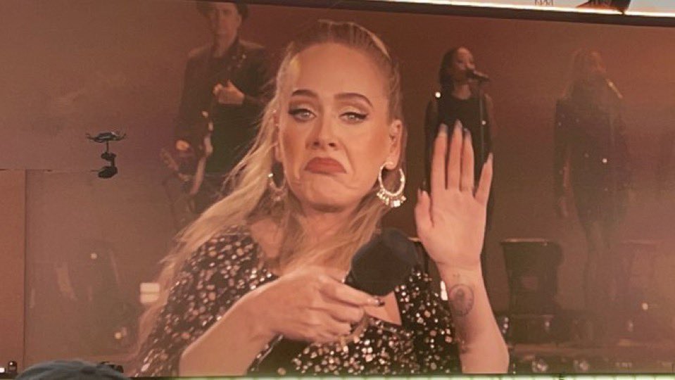 adelessaturn's tweet photo. “raise your hand if you love adele”
me: https://t.co/JYnjSaWzyH