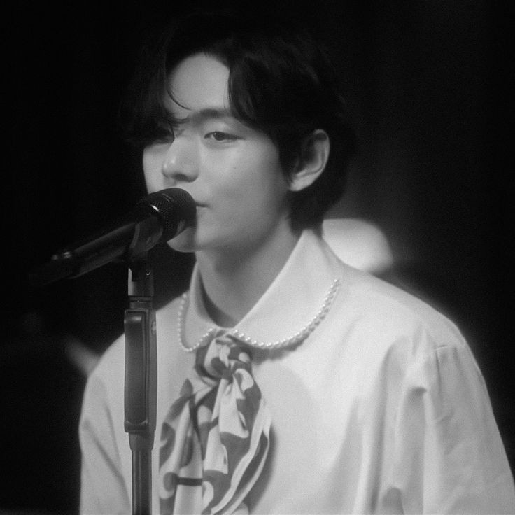 ? : แล้วทำไมนักดนตรีร้านนี้เขาเอาแต่มองนักร้องวะ
?? : ก็แฟนเขา