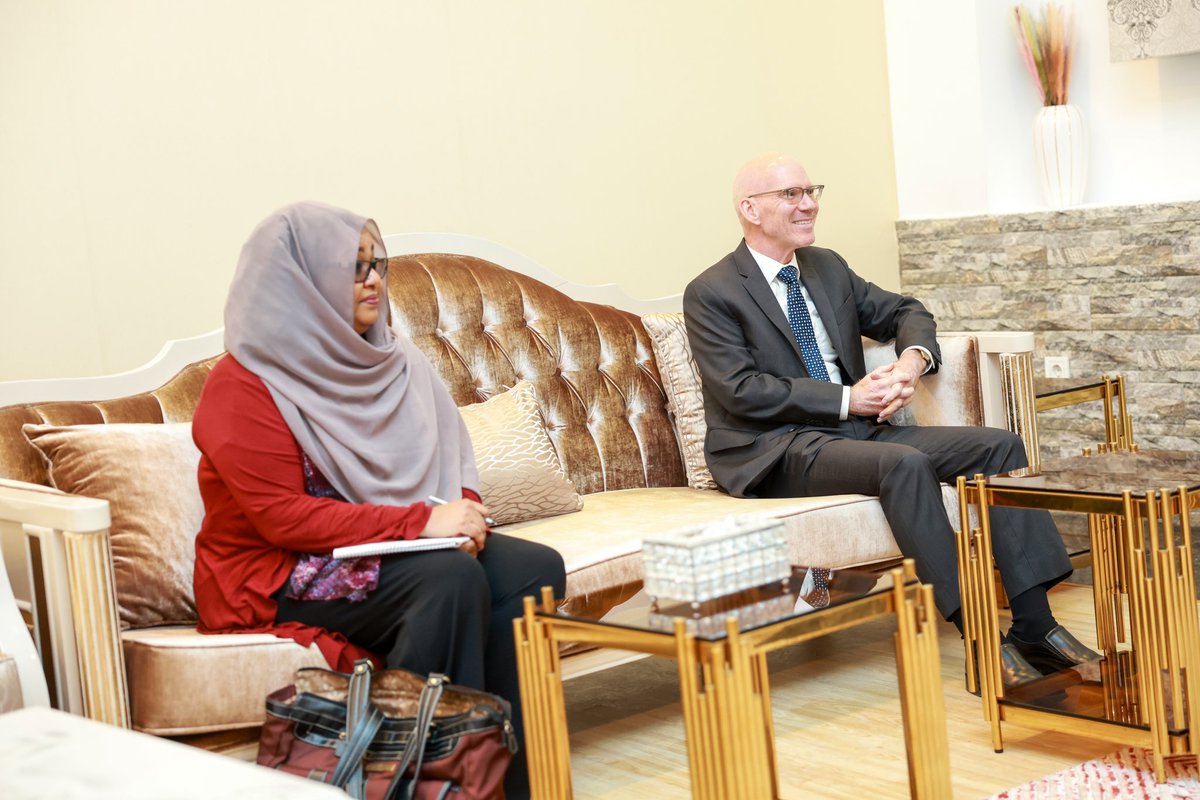 SomaliPM's tweet photo. Muqdisho, 25, August 2024:—Ra’iisul Wasaaraha Xukuumadda Jamhuuriyadda Federaalka Soomaaliya, Mudane Xamsa Cabdi Barre, ayaa maanta qaabilay Sii hayaha Ergayga gaarka ah ee Xoghayaha Guud ee Qaramada Midoobay u qaabilsan Soomaaliya James Swan, iyagoo ka wada hadlay xoojinta wada-shaqeynta hay’adaha QM iyo Soomaaliya.

Ra’iisul Wasaare Xamsa ayaa Qaramada Midoobay uga mahadceliyey taageerada dhinacyada kala duwan leh  ee ay u fidiyaan Soomaaliya, gaar ahaan dadaalka ay geliyaan dhinaca arrimaha bini’aadanimada, isagoo muujiyey sida ay Xukuumadda Dan Qaran uga go’an tahay in ay si dhow ula shaqeyso QM, iyada oo xoogga la saarayo arrimaha ahmiyadda u leh Xukuumadda si loo xaqiijiyo guulaha la hiigsanayo.