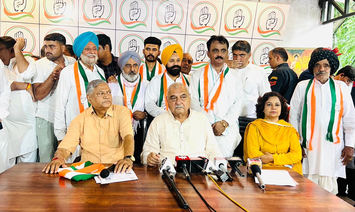 BhupinderShooda's tweet photo. दिल्ली निवास पर BJP, JJP, INLD समेत विभिन्न दलों के नेताओं, कार्यकर्ताओं, पदाधिकारियों, पार्षदों, सरपंचों और पूर्व सरपंचों ने कांग्रेस पार्टी का दामन थमा। इस दौरान प्रमुख रूप से -

◆महेश डायमा, जिला पार्षद

मांगेराम नेताजी, भीम सिंह सूबेदार, धर्मबीर सिंह, देशराज नम्बरदार, डॉ. चंद्र (पूर्व ब्लॉक समिति चेयरमैन व पूर्व सरपंच), रामकिशन (पूर्व सरपंच ग्वाल पहाड़ी), धीरज तंवर, आजाद सिंह (पूर्व सरपंच)

◆सरदार राम सिंह कोडवा (पूर्व प्रत्याशी नारायणगढ़ और पूर्व प्रदेश सचिव JJP)

लवजीत सिंह कोडवा, दरवारा सिंह पंजेटो (पूर्व प्रदेश महासचिव BC सेल), विशांत गिल (पूर्व युवा हलका अध्यक्ष, नारायणगढ़), बिच्छा राम कठेमाजरा (पूर्व किसान सेल हलका अध्यक्ष, नारायणगढ़), मुस्ताक अली (पूर्व अल्पसंख्यक हलका अध्यक्ष, नारयणगढ़), दविंद्र सिंह (पूर्व शहरी स्थानीय निकाय हलका अध्यक्ष, नारायणगढ़), अमित दुधली (पूर्व युवा हलका उपाध्यक्ष), पारस दत्ता कठेमाजरा (पूर्व युवा हलका उपाध्यक्ष), रवीन्द्र गुर्जर (पूर्व युवा हलका उपाध्यक्ष), प्रिन्स प्रजापत (पूर्व युवा हलका उपाध्यक्ष), माया राम (सरपंच, कठेमाजरा)

◆सुरेश (प्रधान, सरपंच एसोसिएशन बवानी खेड़ा)

हंसराज (सरपंच, रोहनात), सोनू (सरपंच, बोहल), धीरा (सरपंच, केलंगा), मंजीत (सरपंच, सुखपुरा), बिजेंद्र नम्बरदार (सरपंच, सिवाड़ा), राजेश (सरपंच, धनाना), राजदीप (सरपंच, अलखपुरा), अजय (सरपंच, पुर), रोहित (सरपंच, कुगड़), सुनील (सरपंच, भैणी), नीटू (सरपंच, खरककलां), राजकुमार (सरपंच, जमालपुर), विजय (सरपंच, नाथूवास), ताराचंद (सरपंच, सिप्पर), नवीन (सरपंच, कुगड़), आजाद (पूर्व सरपंच, नाथूवास), नरेश तंवर (पूर्व सरपंच, पालुवास)

सुभाष केलंगा, हरिओम केलंगा, अशोक जोगी (पूर्व पार्षद), बलवान (पूर्व पार्षद), अमरदीप (वाईस चेयरमैन, बवानी खेड़ा)

कुलदीप (पूर्व सरपंच), श्री कृष्ण ठेकेदार, प्रहलाद नायक, वीरेंद्र नायक, गोदुराम नायक

आदि नेता शामिल हुए। आप सभी का कांग्रेस पार्टी में स्वागत है।